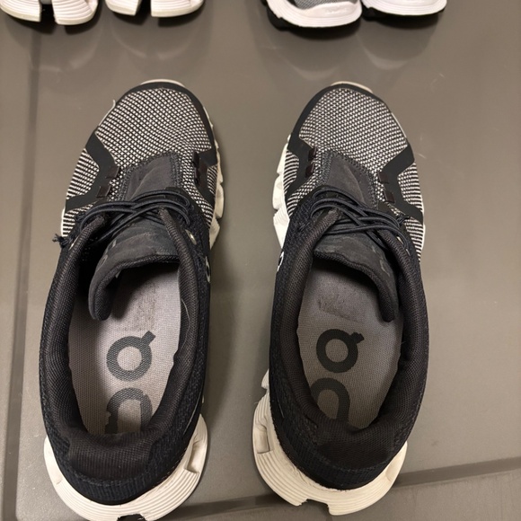 Women’s size 6.5 black on running sneakers - Picture 2 of 4